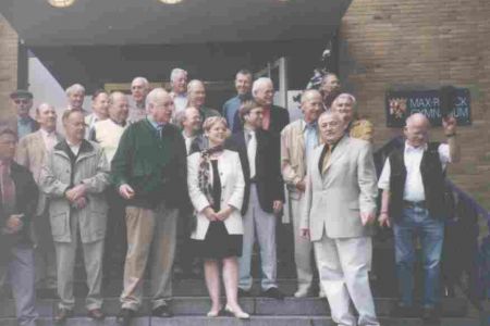 Gruppenbild auf der Eingangstreppe